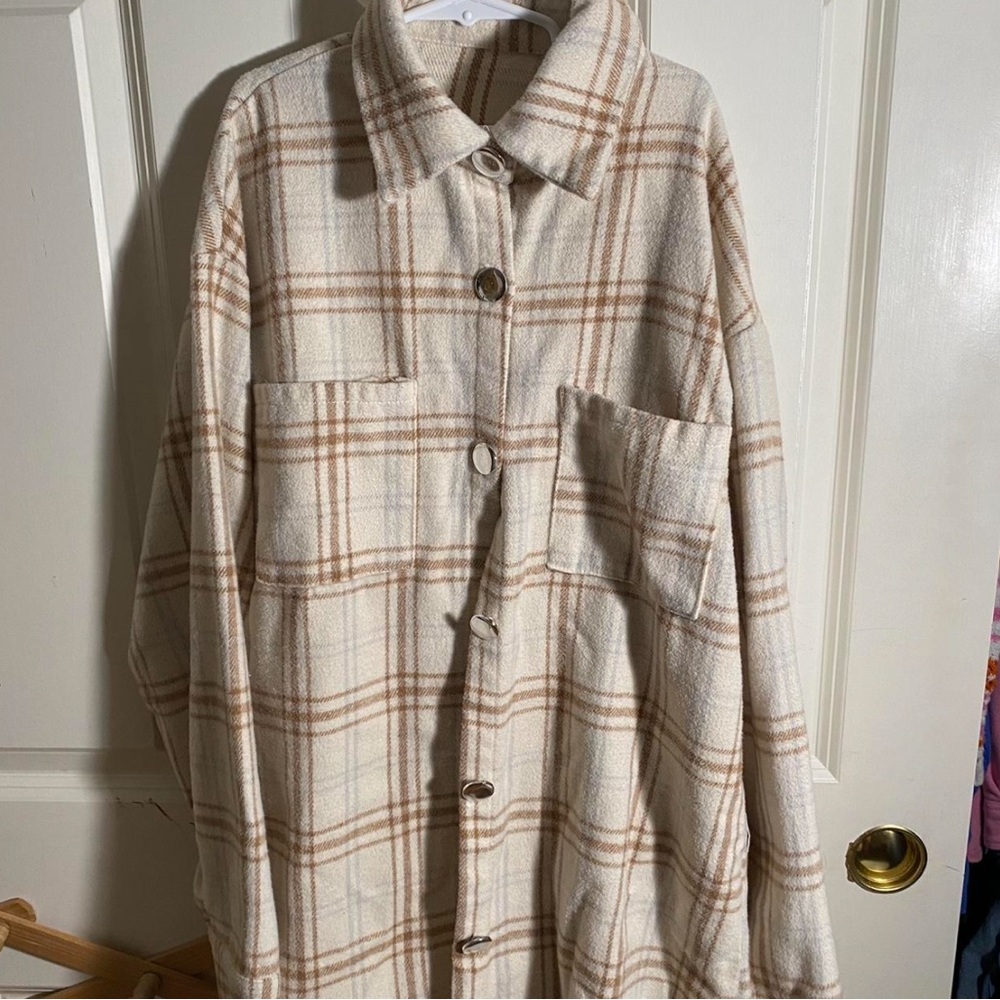 Plaid button up. Worn a few times. Fits a small to large.
#fall
#plaid